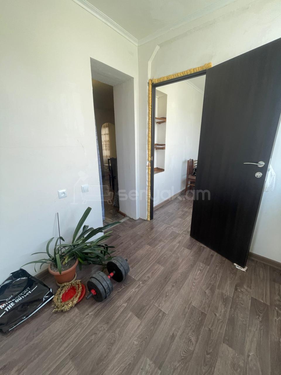 3 Սենյականոց Բնակարան Քարե Շենքում, 57քմ, 4/4 հարկ, Կոսմետիկ Վերանորոգված, Կահավորված, Արևկող