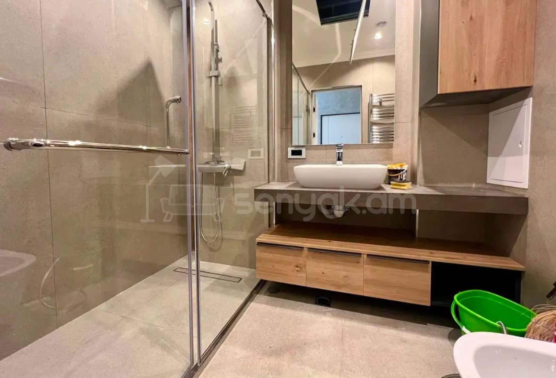 3 Սենյականոց Բնակարան Քարե Շենքում, 70քմ, 5/5 հարկ, Դիզայներական Վերանորոգված