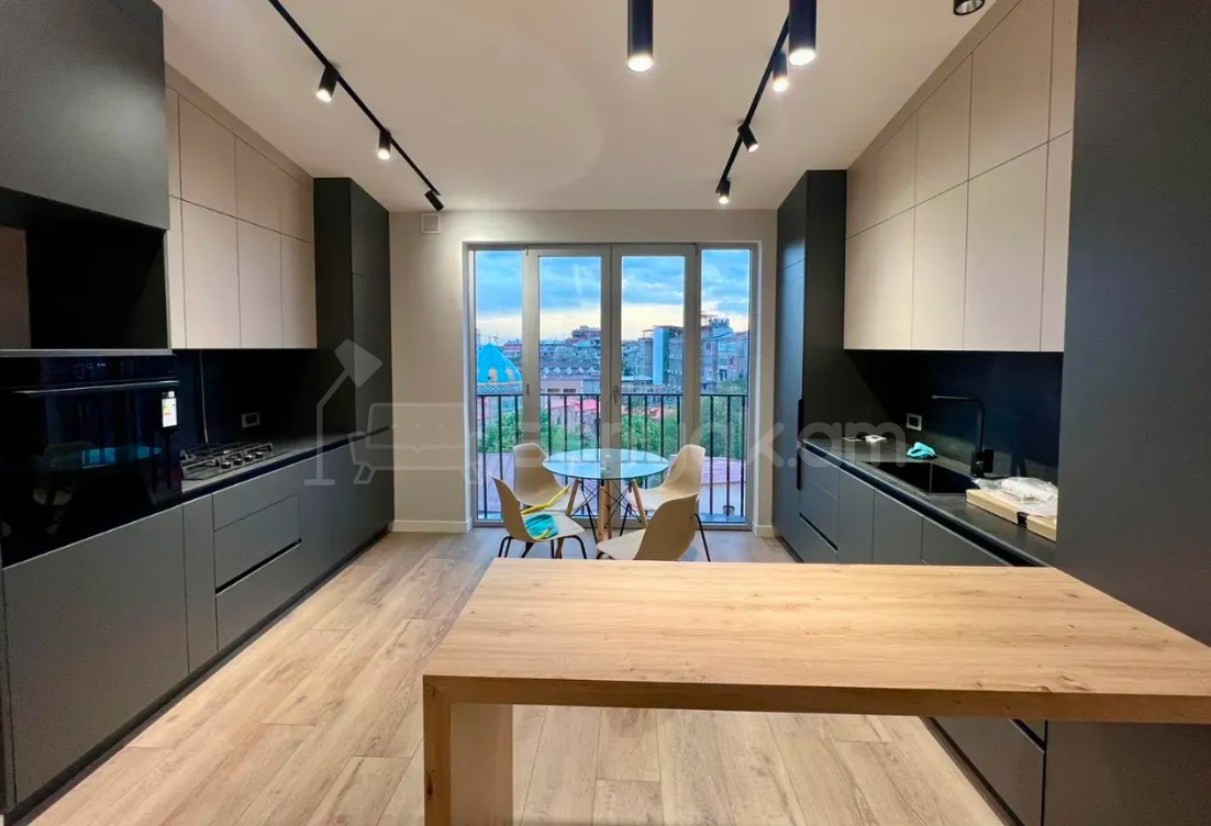 3 Սենյականոց Բնակարան Քարե Շենքում, 70քմ, 5/5 հարկ, Դիզայներական Վերանորոգված