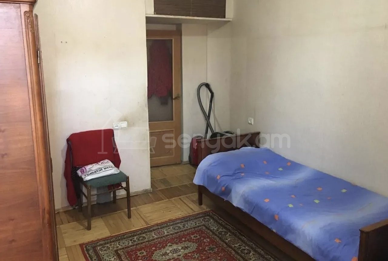 2 Սենյականոց Բնակարան Քարե Շենքում, 46քմ, 3/5 հարկ, Նորմալ Վիճակում, Կահավորված