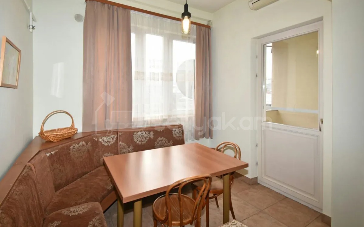 5 Սենյականոց Բնակարան Քարե Շենքում, 241քմ, 4/4 հարկ, Կապիտալ Վերանորոգված