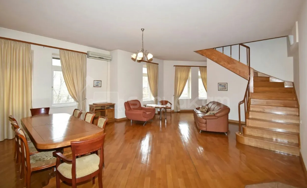 5 Սենյականոց Բնակարան Քարե Շենքում, 241քմ, 4/4 հարկ, Կապիտալ Վերանորոգված