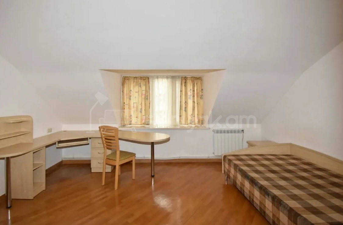 5 Սենյականոց Բնակարան Քարե Շենքում, 241քմ, 4/4 հարկ, Կապիտալ Վերանորոգված