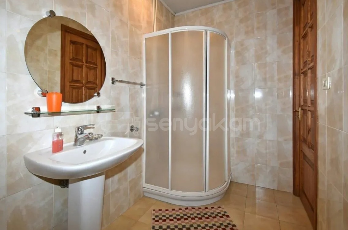 5 Սենյականոց Բնակարան Քարե Շենքում, 241քմ, 4/4 հարկ, Կապիտալ Վերանորոգված