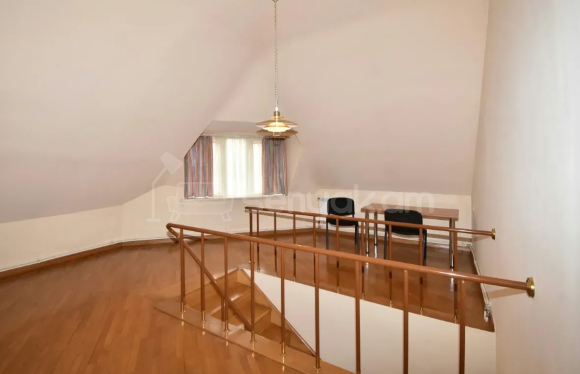 5 Սենյականոց Բնակարան Քարե Շենքում, 241քմ, 4/4 հարկ, Կապիտալ Վերանորոգված