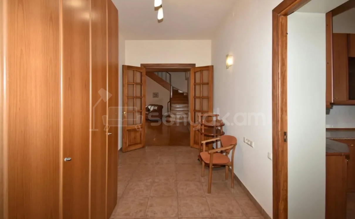 5 Սենյականոց Բնակարան Քարե Շենքում, 241քմ, 4/4 հարկ, Կապիտալ Վերանորոգված