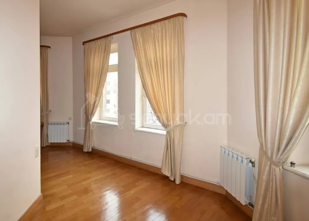 5 Սենյականոց Բնակարան Քարե Շենքում, 241քմ, 4/4 հարկ, Կապիտալ Վերանորոգված