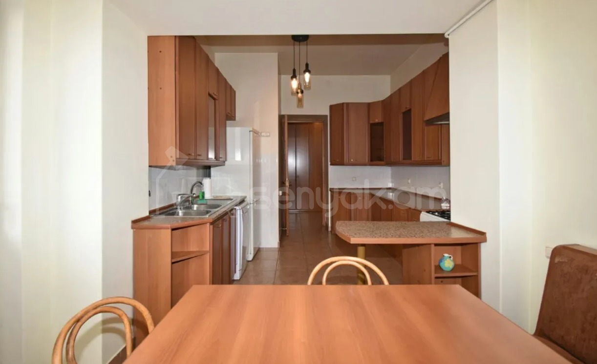 5 Սենյականոց Բնակարան Քարե Շենքում, 241քմ, 4/4 հարկ, Կապիտալ Վերանորոգված