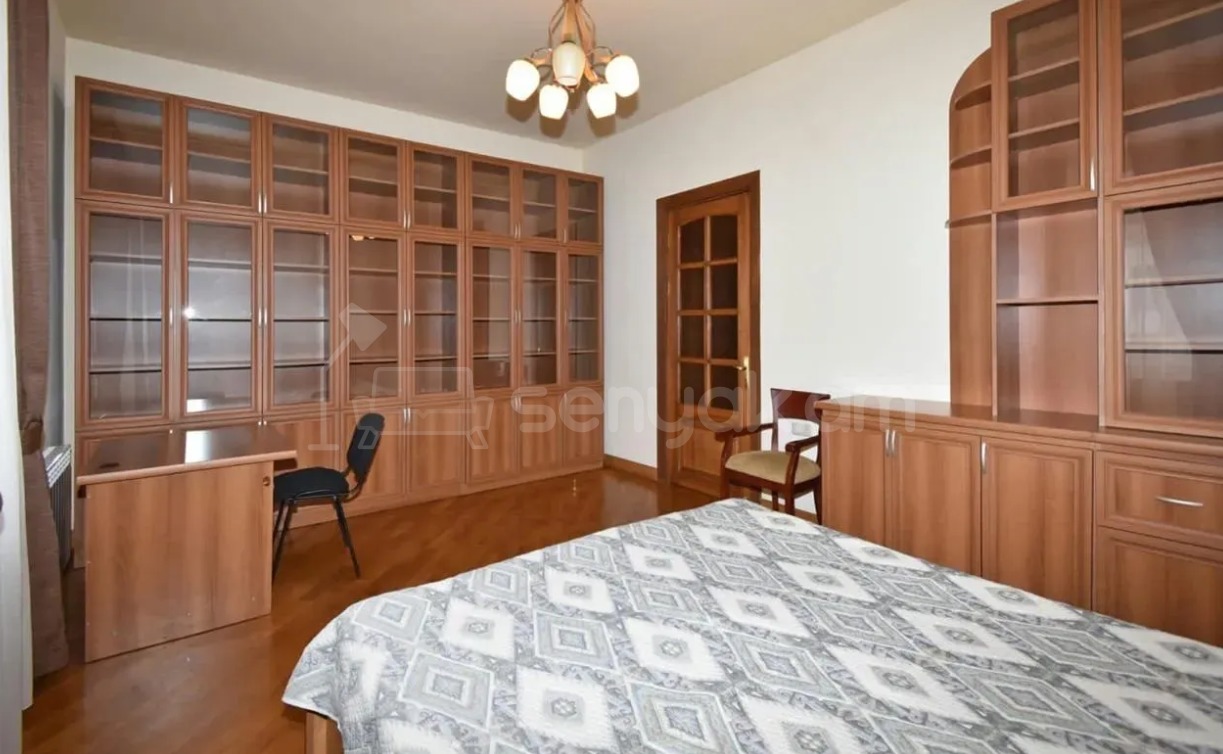 5 Սենյականոց Բնակարան Քարե Շենքում, 241քմ, 4/4 հարկ, Կապիտալ Վերանորոգված