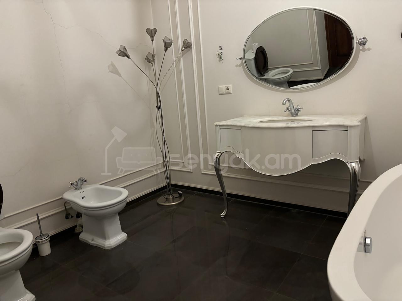 6 Սենյականոց Բնակարան, 140քմ, 1/3 հարկ, Կապիտալ Վերանորոգված