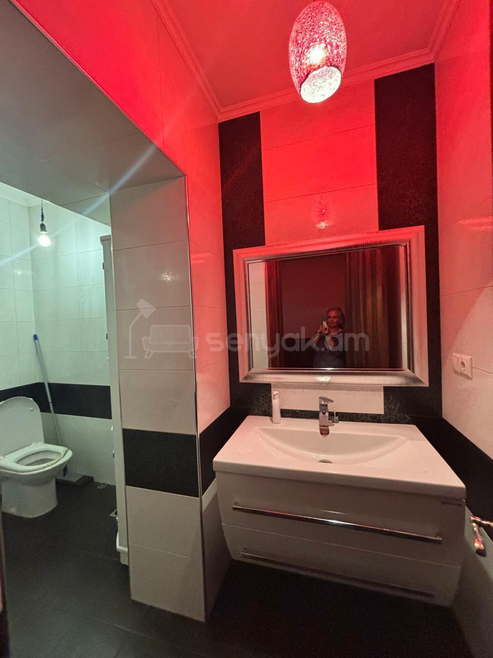 6 Սենյականոց Բնակարան, 140քմ, 1/3 հարկ, Կապիտալ Վերանորոգված