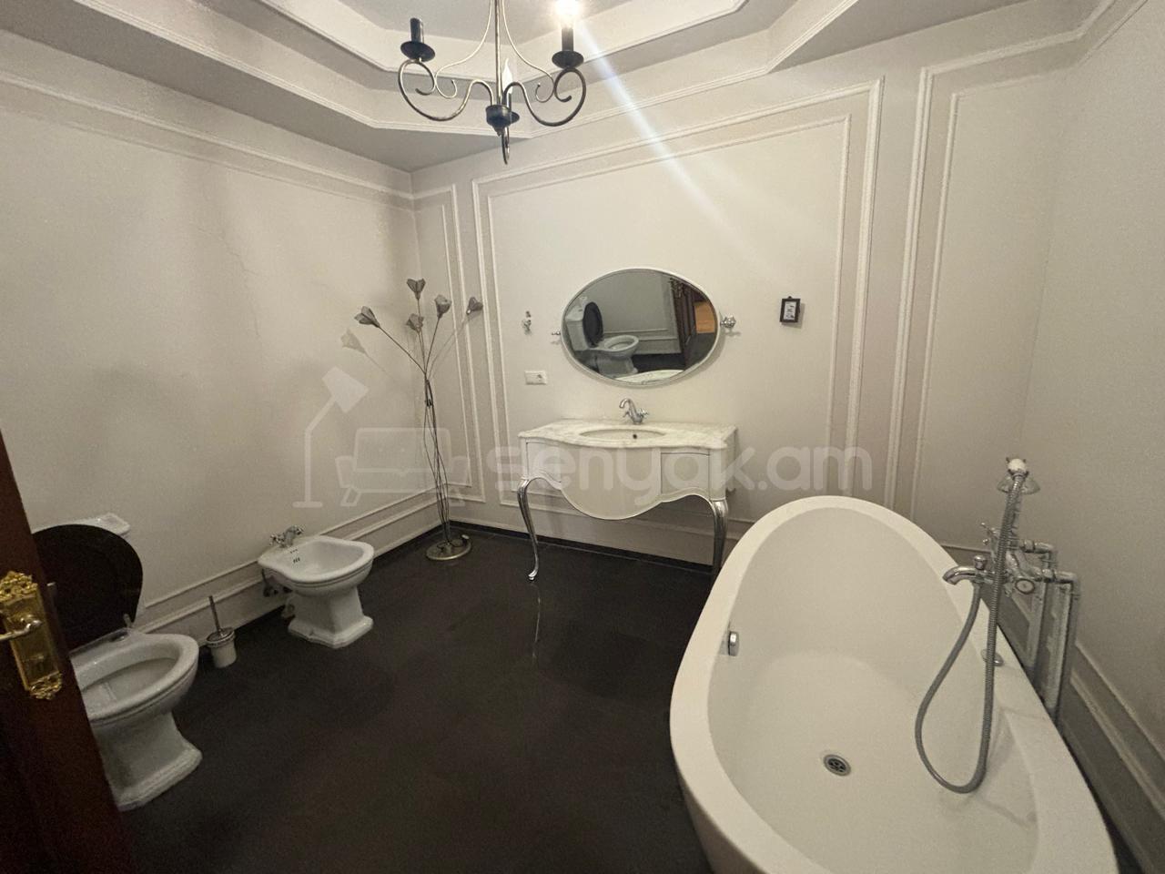 6 Սենյականոց Բնակարան, 140քմ, 1/3 հարկ, Կապիտալ Վերանորոգված