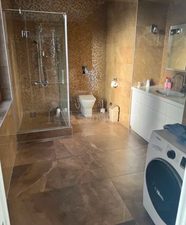 3 Սենյականոց Բնակարան Քարե Շենքում, 139քմ, 2/5 հարկ, Դիզայներական Վերանորոգված