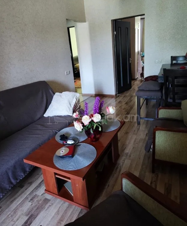 3 Սենյականոց Բնակարան Քարե Շենքում, 70քմ, 2/4 հարկ, Կապիտալ Վերանորոգված