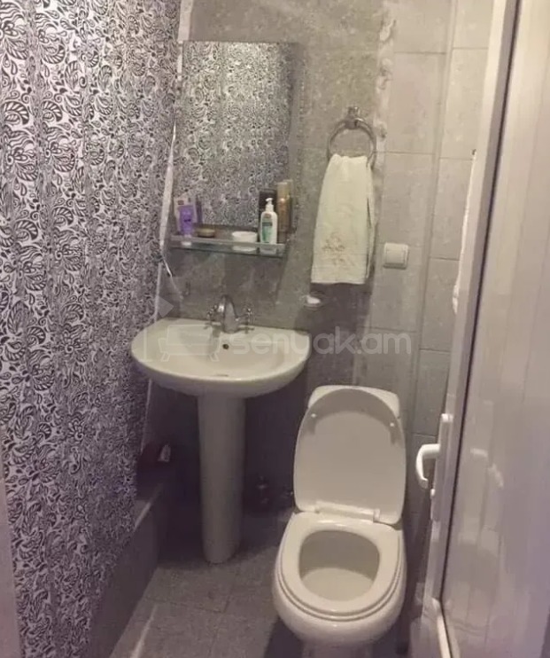 3 Սենյականոց Բնակարան Քարե Շենքում, 70քմ, 2/4 հարկ, Կապիտալ Վերանորոգված