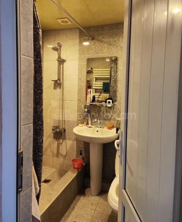 3 Սենյականոց Բնակարան Քարե Շենքում, 70քմ, 2/4 հարկ, Կապիտալ Վերանորոգված