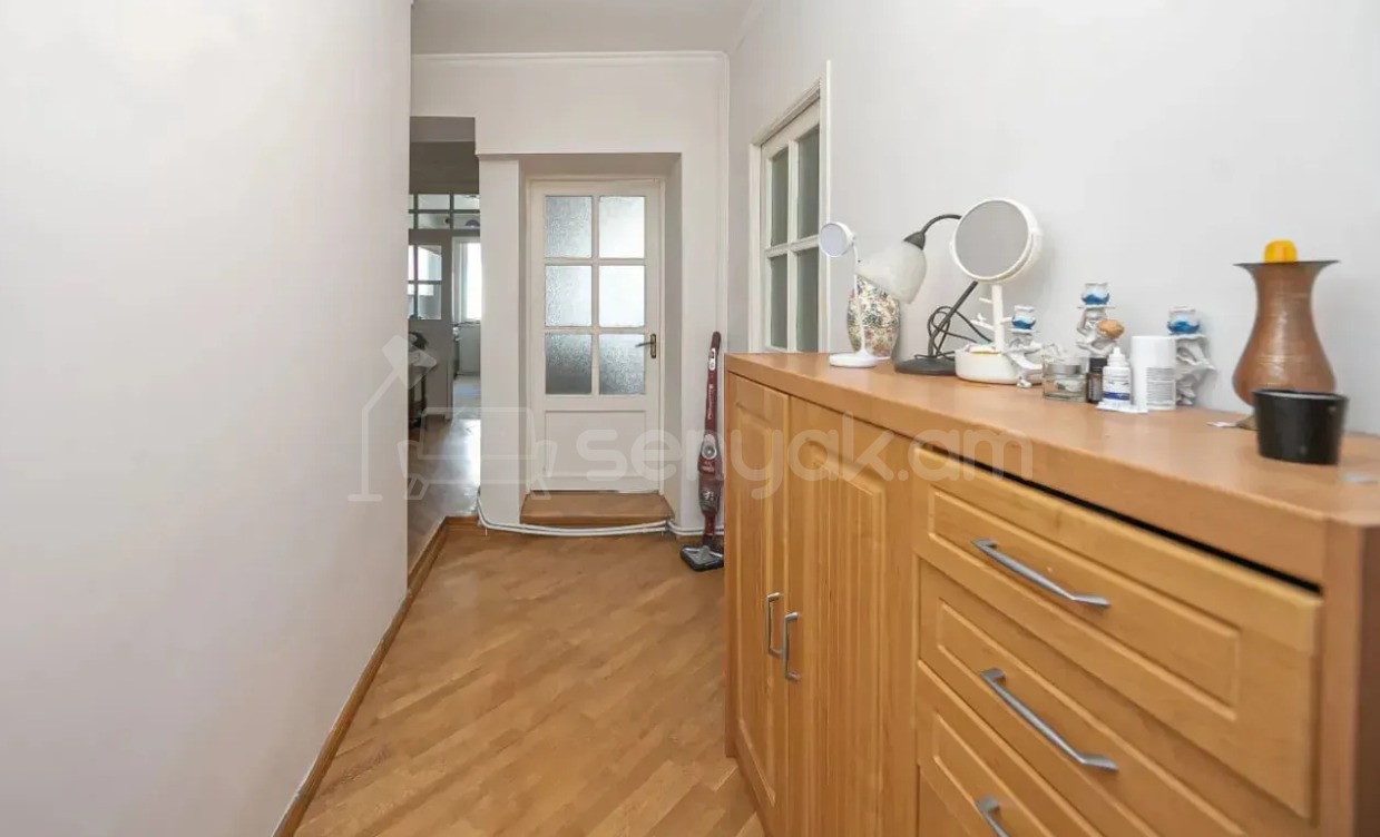 2 Սենյականոց Բնակարան Քարե Շենքում, 71քմ, 5/5 հարկ, Կապիտալ Վերանորոգված