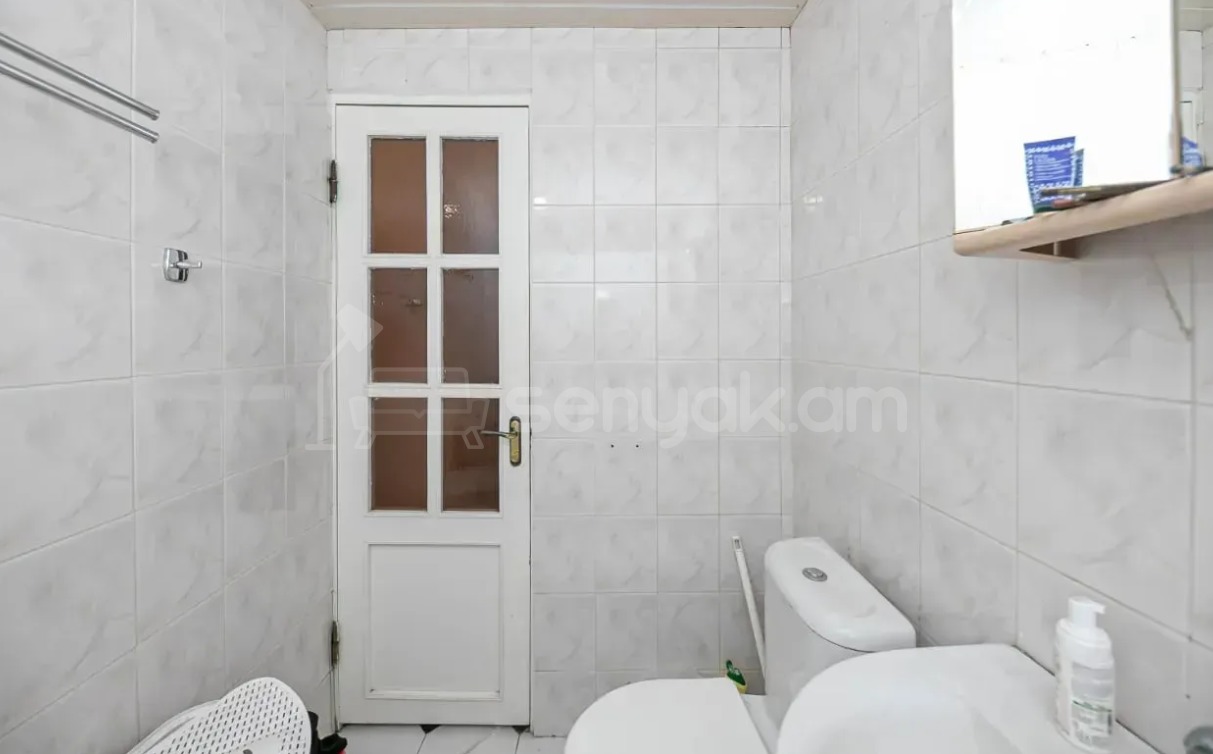 2 Սենյականոց Բնակարան Քարե Շենքում, 71քմ, 5/5 հարկ, Կապիտալ Վերանորոգված