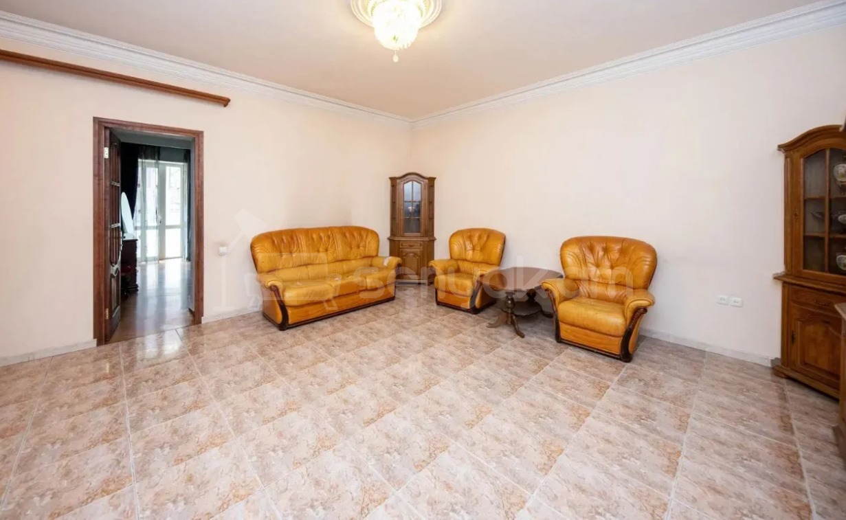 5 Սենյականոց Բնակարան Քարե Շենքում, 183քմ, 2/5 հարկ, Կապիտալ Վերանորոգված