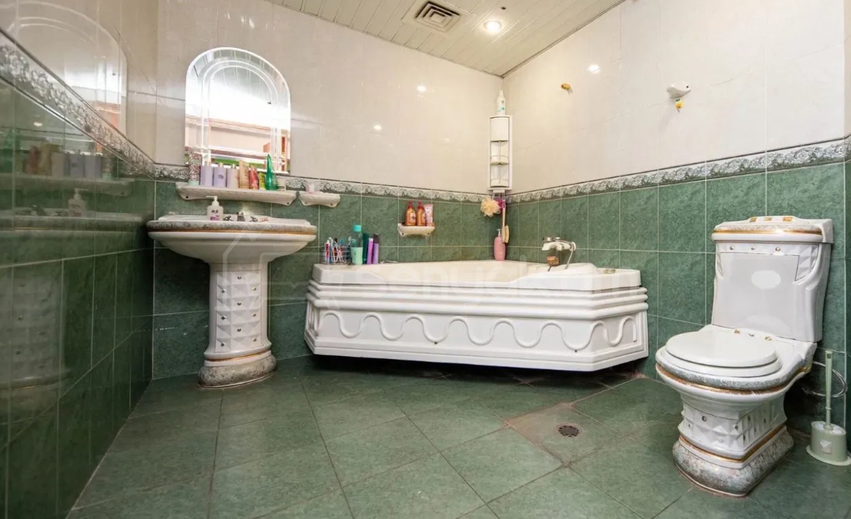 5 Սենյականոց Բնակարան Քարե Շենքում, 183քմ, 2/5 հարկ, Կապիտալ Վերանորոգված