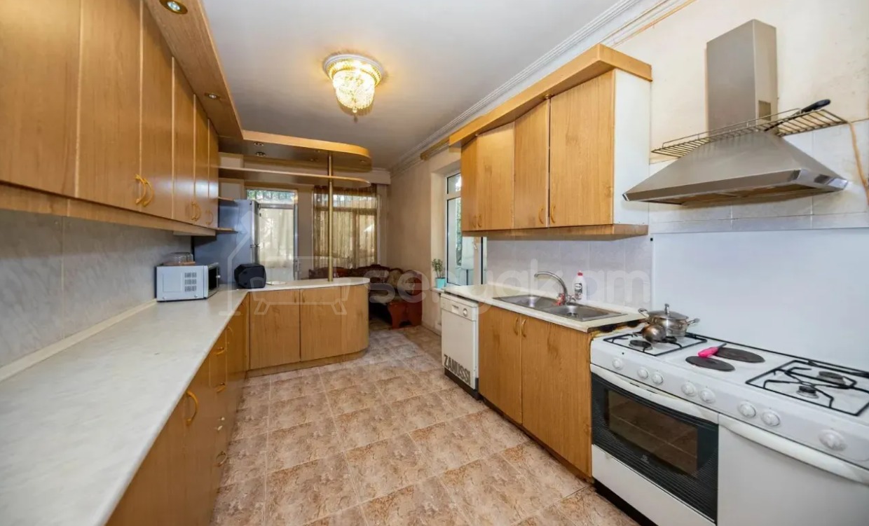 5 Սենյականոց Բնակարան Քարե Շենքում, 183քմ, 2/5 հարկ, Կապիտալ Վերանորոգված