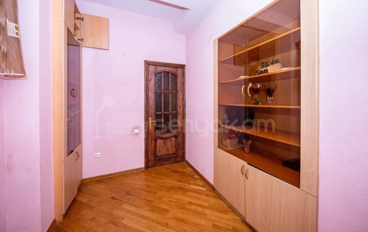 5 Սենյականոց Բնակարան Քարե Շենքում, 183քմ, 2/5 հարկ, Կապիտալ Վերանորոգված