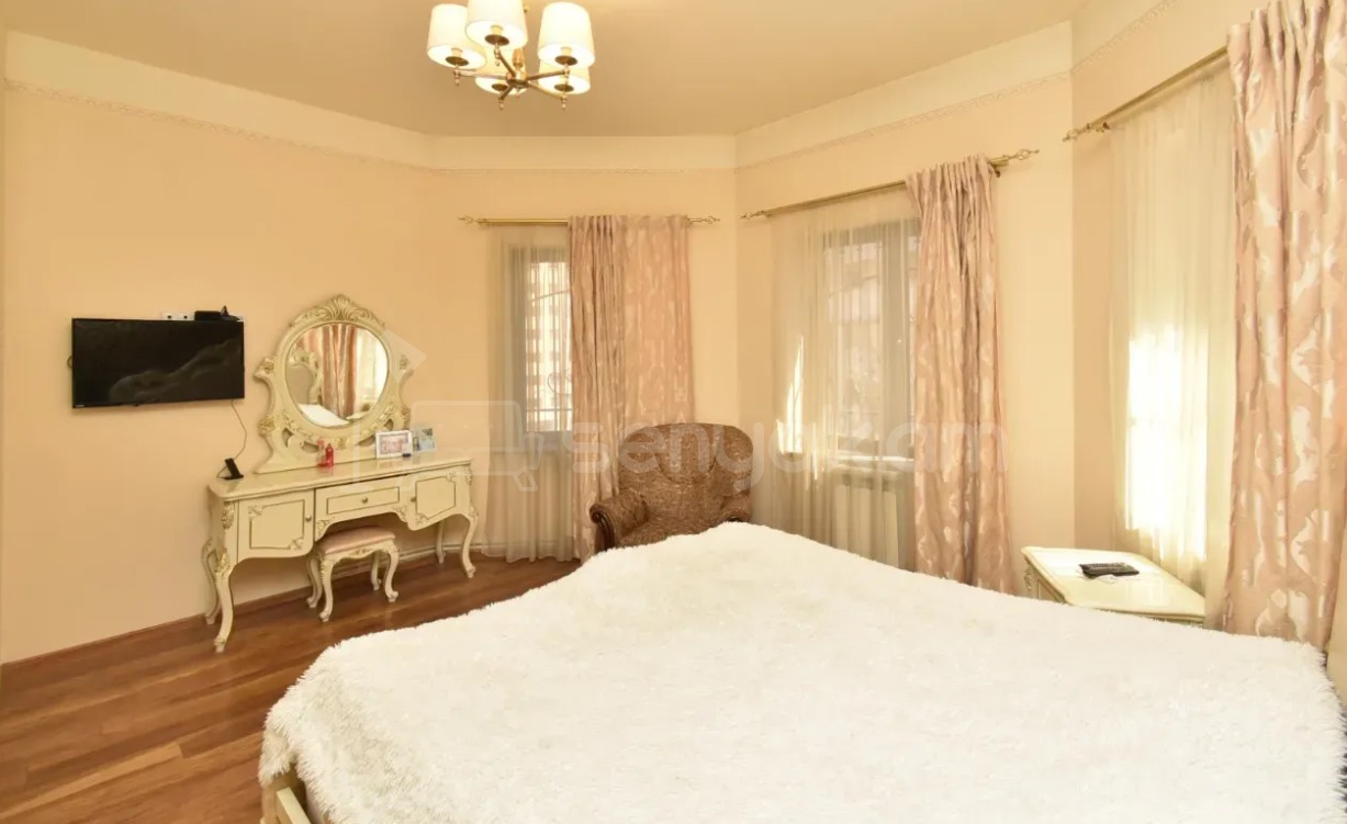 8 Սենյականոց Շքեղ Առանձնատուն, 300քմ