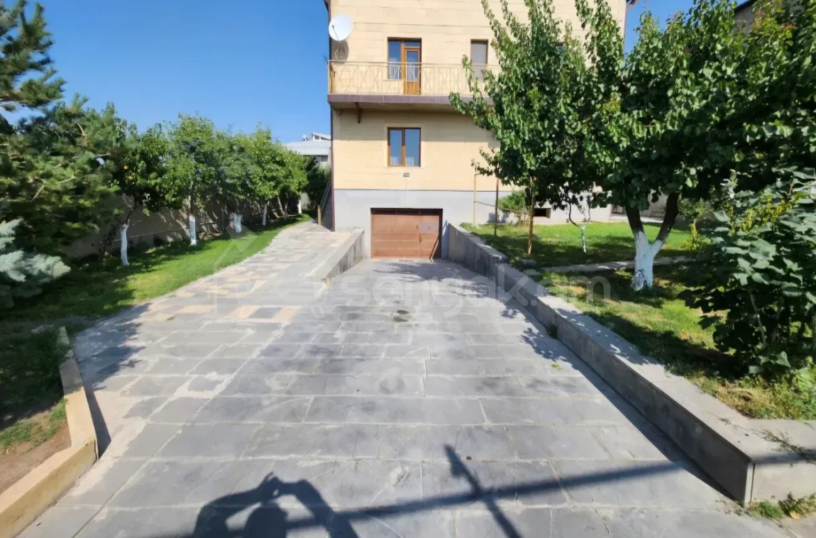 8 Սենյականոց Շքեղ Առանձնատուն, 800քմ