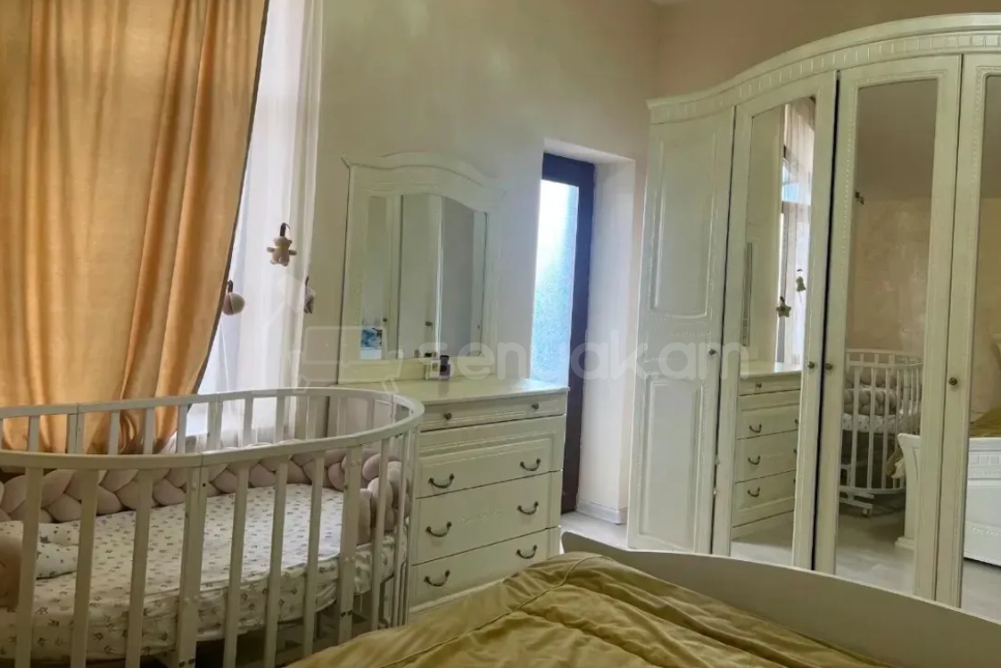 4 Սենյականոց Սեփական Տուն, 240քմ, Կապիտալ Վերանորոգված