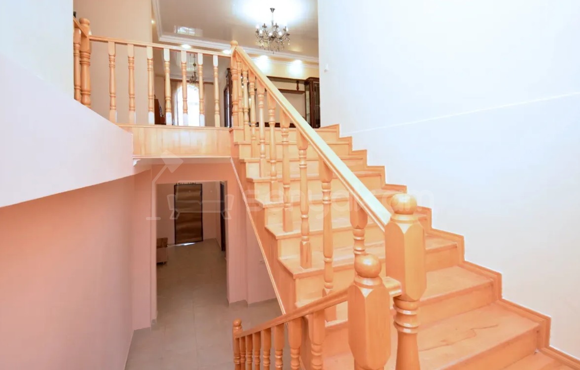 8 Սենյականոց Շքեղ Առանձնատուն, 422քմ