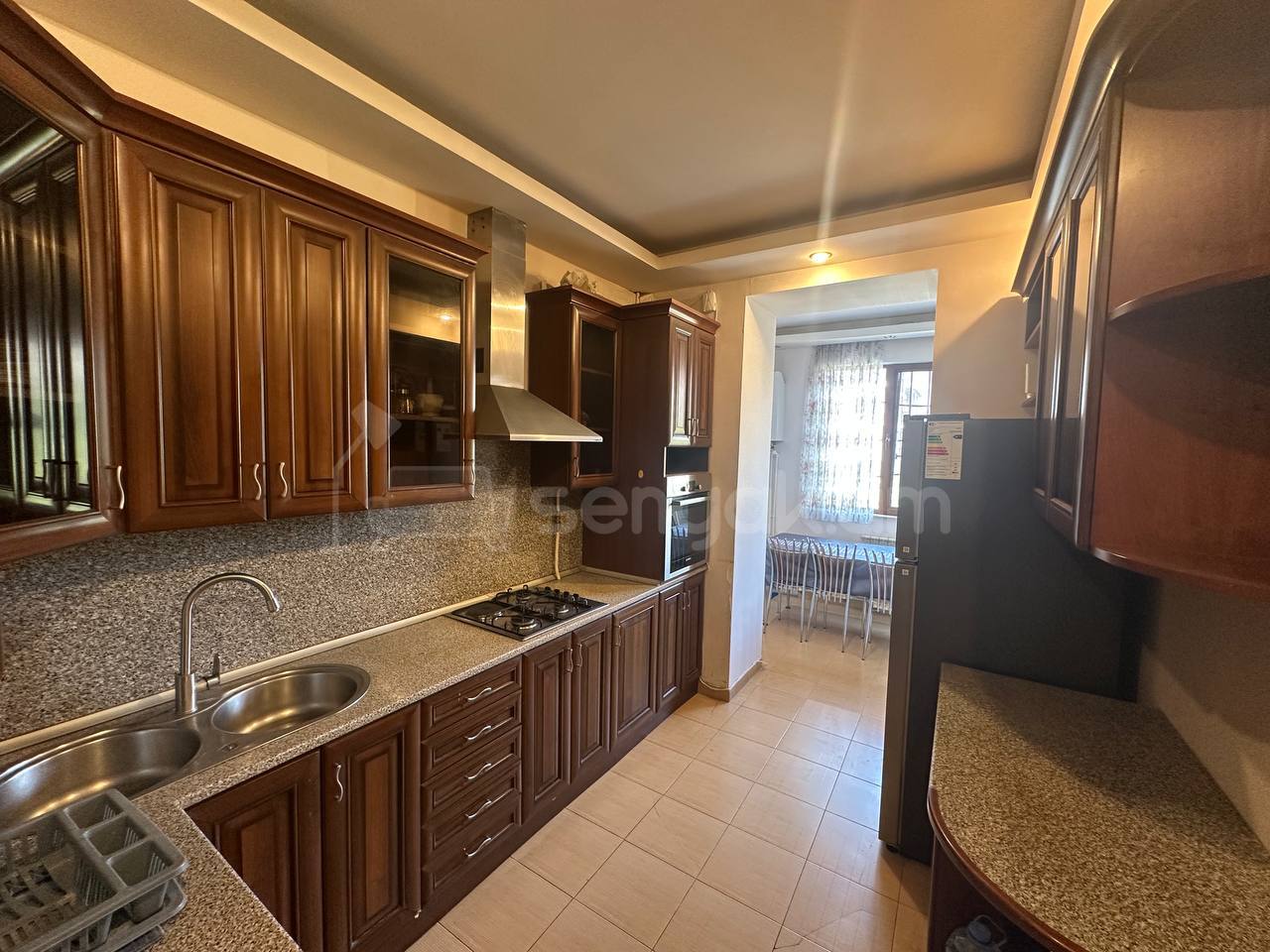 3 Սենյականոց Բնակարան Քարե Շենքում, 90քմ, 2/9 հարկ, Նորմալ Վիճակում, Կահավորված, Արևկող