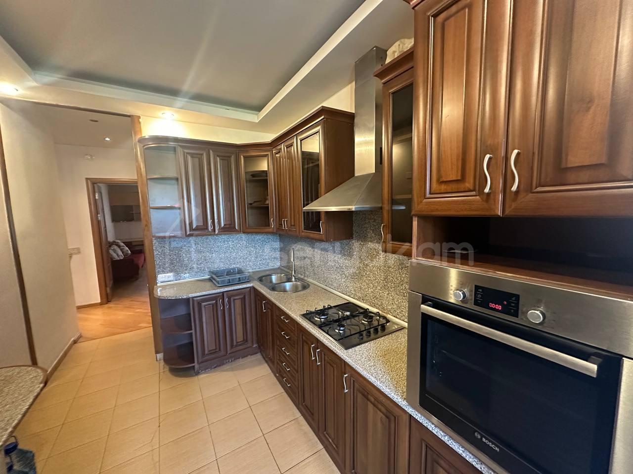 3 Սենյականոց Բնակարան Քարե Շենքում, 90քմ, 2/9 հարկ, Նորմալ Վիճակում, Կահավորված, Արևկող