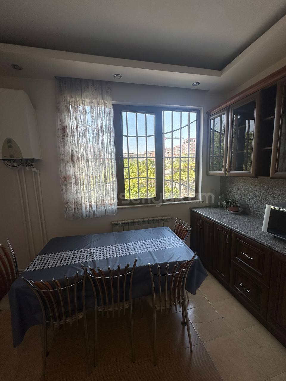 3 Սենյականոց Բնակարան Քարե Շենքում, 90քմ, 2/9 հարկ, Նորմալ Վիճակում, Կահավորված, Արևկող