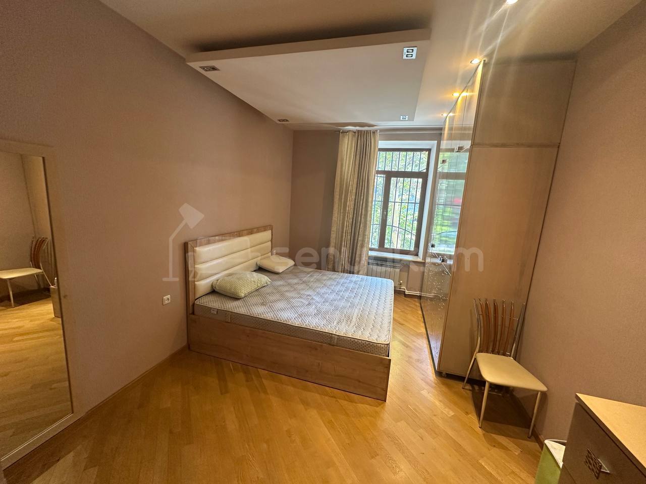 3 Սենյականոց Բնակարան Քարե Շենքում, 90քմ, 2/9 հարկ, Նորմալ Վիճակում, Կահավորված, Արևկող