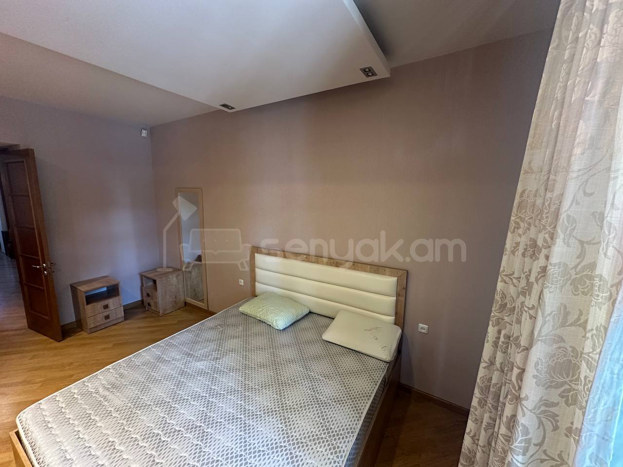 3 Սենյականոց Բնակարան Քարե Շենքում, 90քմ, 2/9 հարկ, Նորմալ Վիճակում, Կահավորված, Արևկող