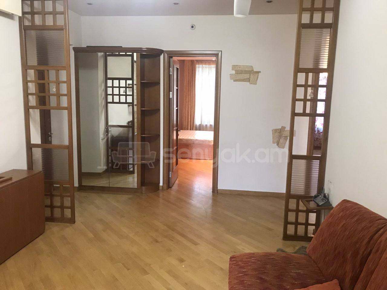 3 Սենյականոց Բնակարան Քարե Շենքում, 90քմ, 2/9 հարկ, Նորմալ Վիճակում, Կահավորված, Արևկող