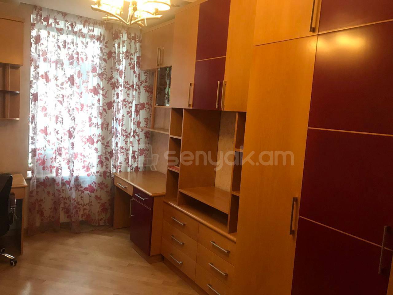 3 Սենյականոց Բնակարան Քարե Շենքում, 90քմ, 2/9 հարկ, Նորմալ Վիճակում, Կահավորված, Արևկող