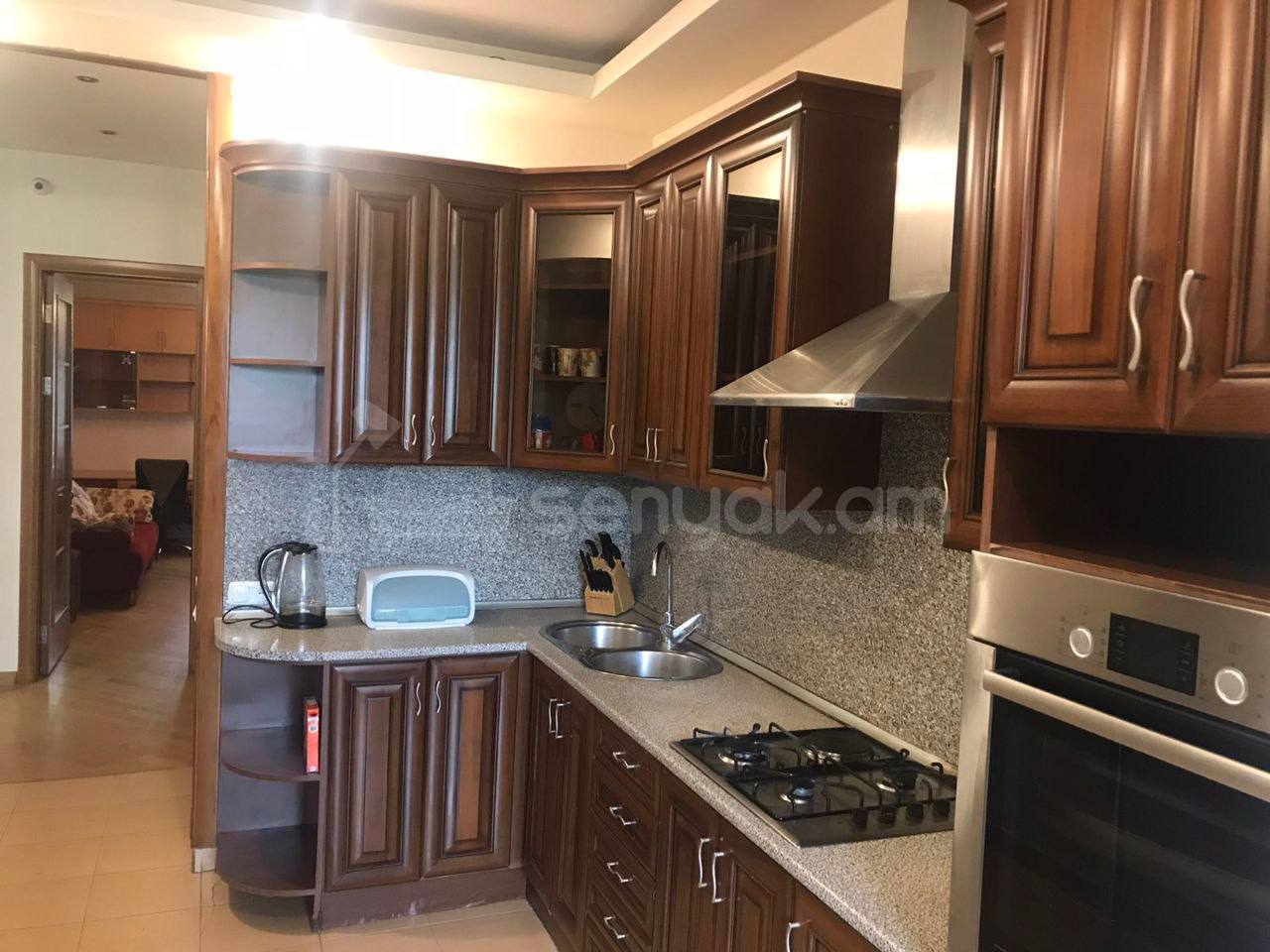 3 Սենյականոց Բնակարան Քարե Շենքում, 90քմ, 2/9 հարկ, Նորմալ Վիճակում, Կահավորված, Արևկող