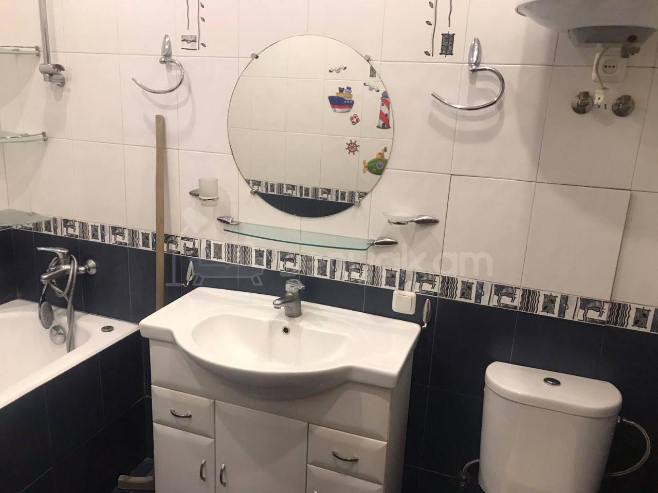 3 Սենյականոց Բնակարան Քարե Շենքում, 90քմ, 2/9 հարկ, Նորմալ Վիճակում, Կահավորված, Արևկող