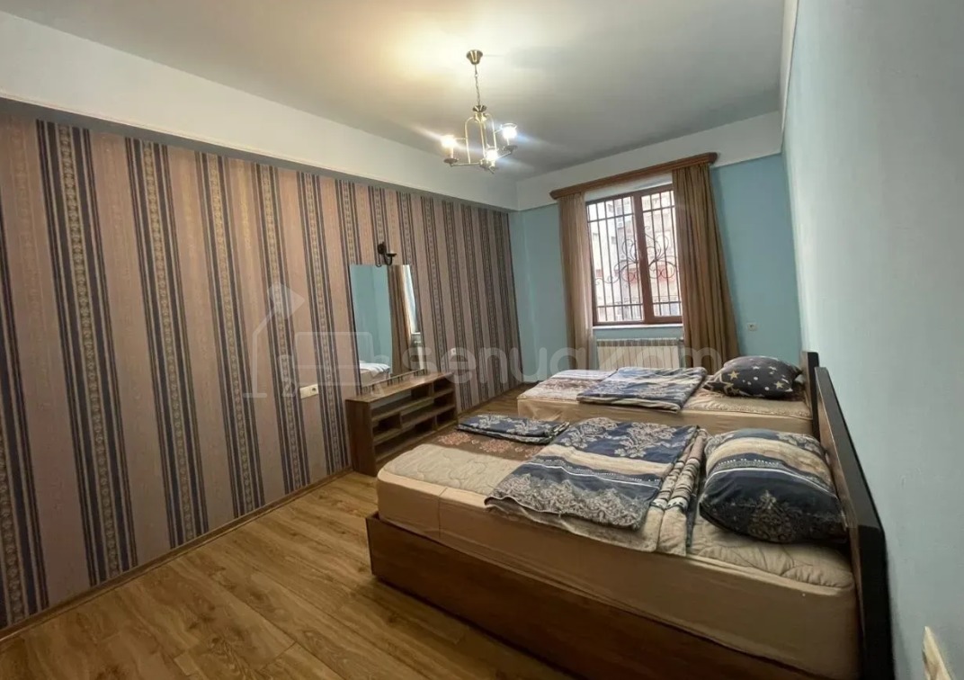 3 Սենյականոց Բնակարան Քարե Շենքում, 100քմ, 2/5 հարկ, Կապիտալ Վերանորոգված