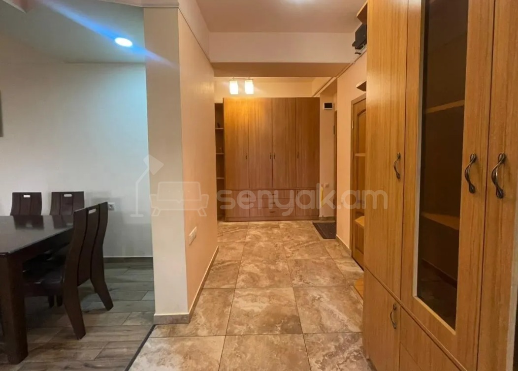 3 Սենյականոց Բնակարան Քարե Շենքում, 100քմ, 2/5 հարկ, Կապիտալ Վերանորոգված