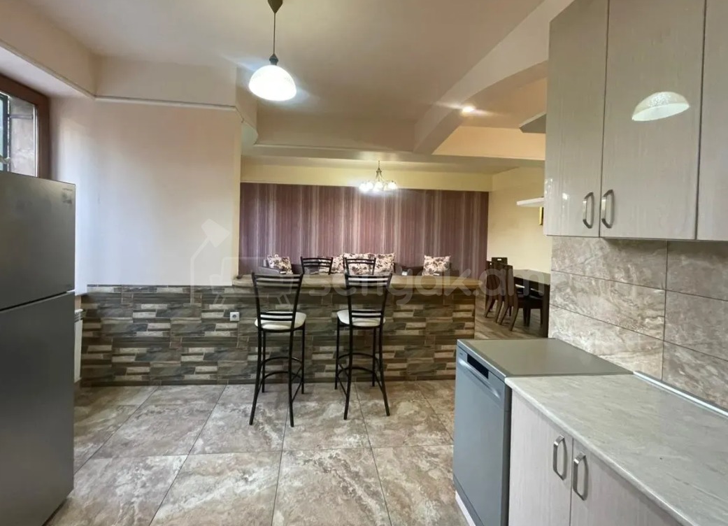 3 Սենյականոց Բնակարան Քարե Շենքում, 100քմ, 2/5 հարկ, Կապիտալ Վերանորոգված