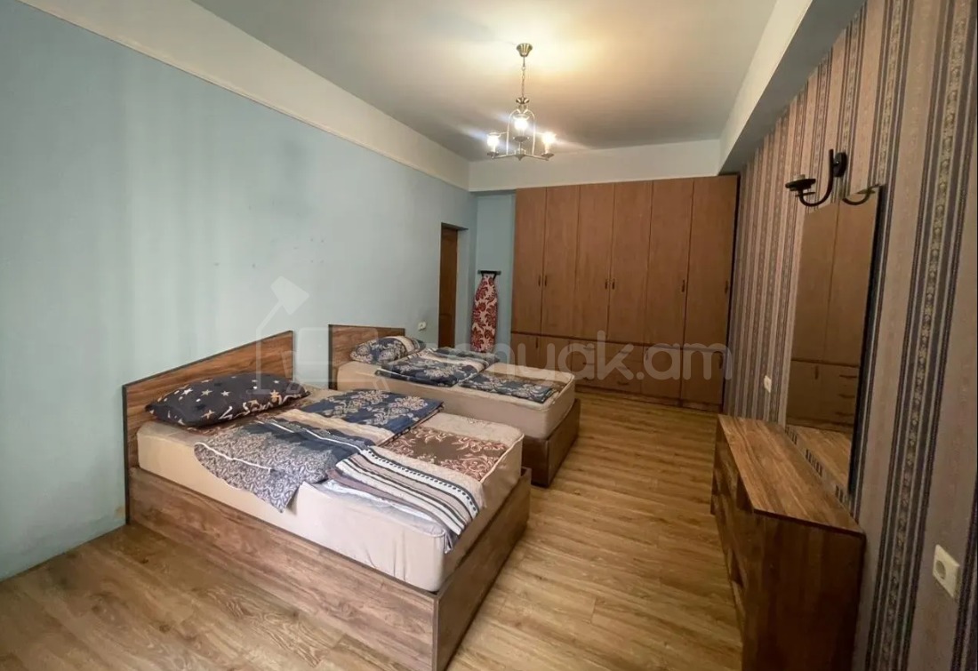 3 Սենյականոց Բնակարան Քարե Շենքում, 100քմ, 2/5 հարկ, Կապիտալ Վերանորոգված