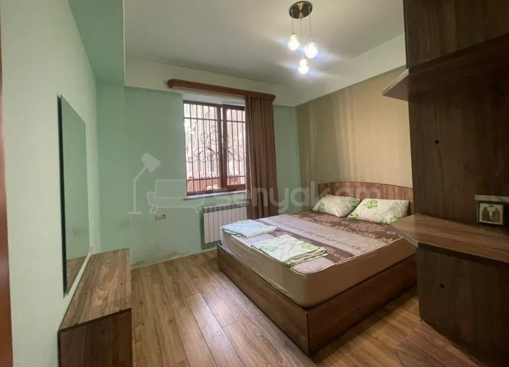 3 Սենյականոց Բնակարան Քարե Շենքում, 100քմ, 2/5 հարկ, Կապիտալ Վերանորոգված