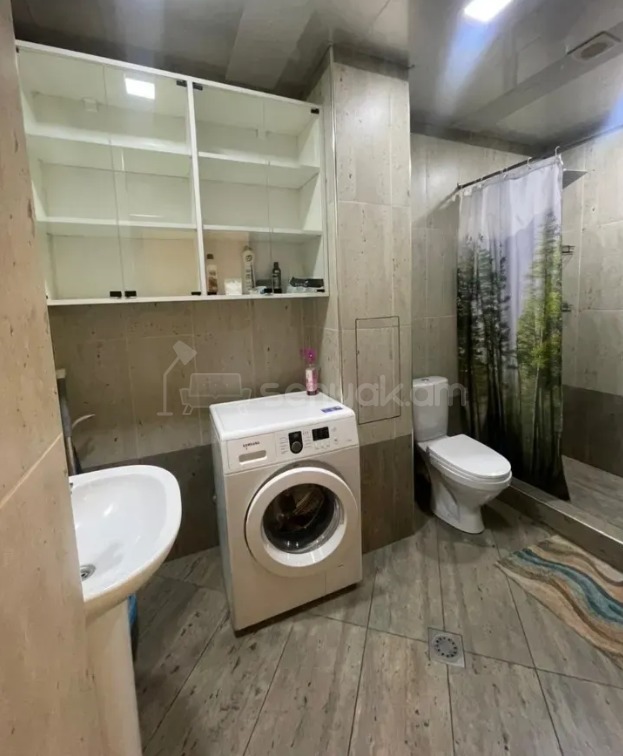 3 Սենյականոց Բնակարան Քարե Շենքում, 100քմ, 2/5 հարկ, Կապիտալ Վերանորոգված