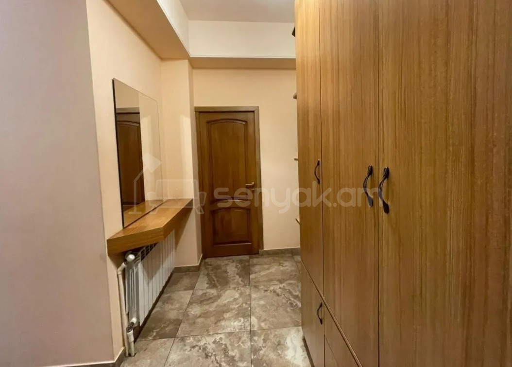 3 Սենյականոց Բնակարան Քարե Շենքում, 100քմ, 2/5 հարկ, Կապիտալ Վերանորոգված