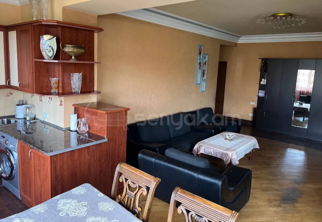 3 Սենյականոց Բնակարան Քարե Շենքում, 80քմ, 5/5 հարկ, Կապիտալ Վերանորոգված