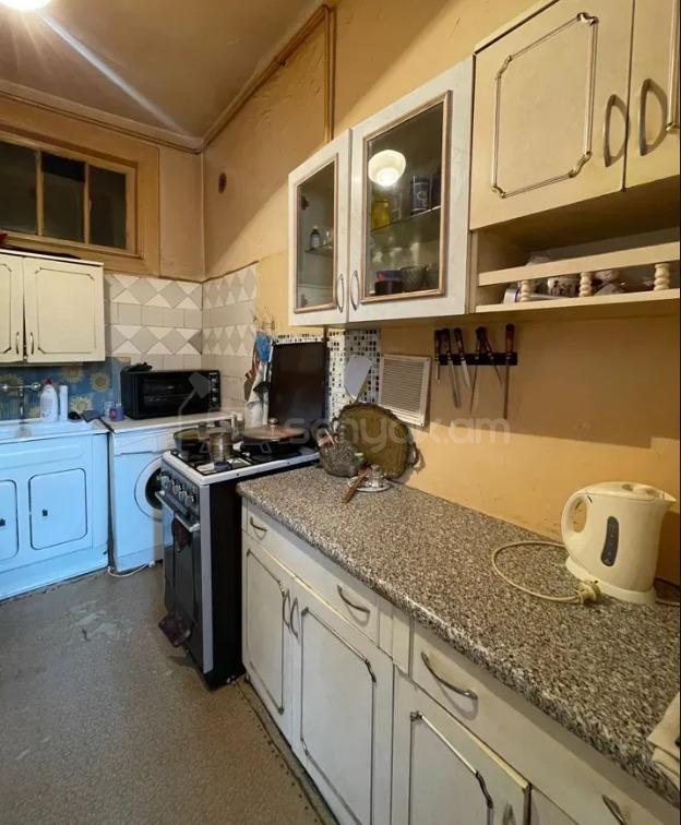 3 Սենյականոց Բնակարան Քարե Շենքում, 84քմ, 4/4 հարկ, Պետական Վիճակում