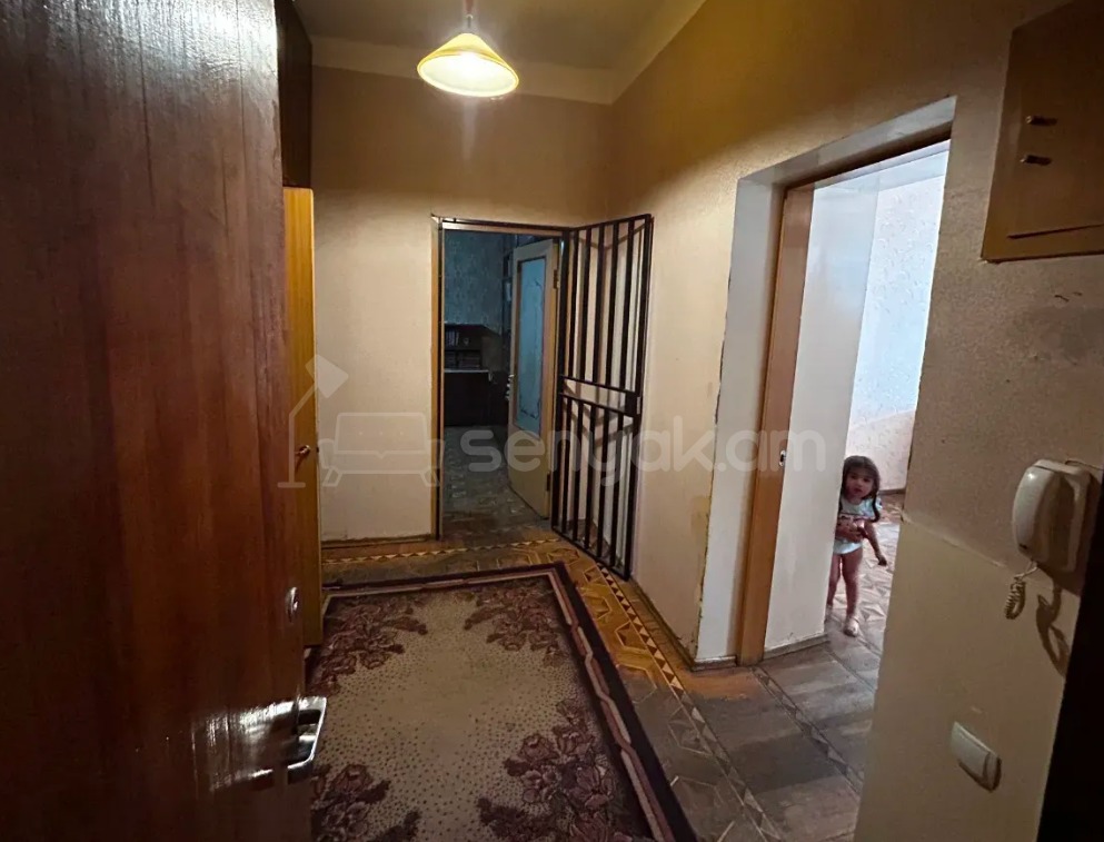 6 Սենյականոց Բնակարան Քարե Շենքում, 127քմ, 2/4 հարկ, Պետական Վիճակում