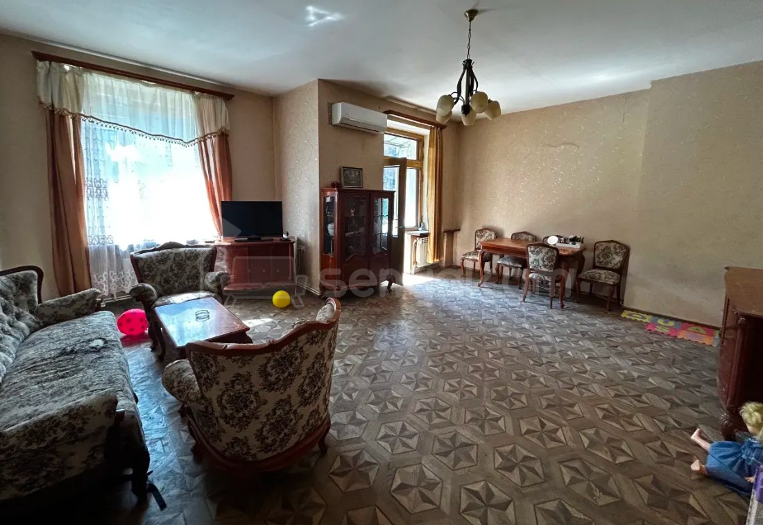 6 Սենյականոց Բնակարան Քարե Շենքում, 127քմ, 2/4 հարկ, Պետական Վիճակում